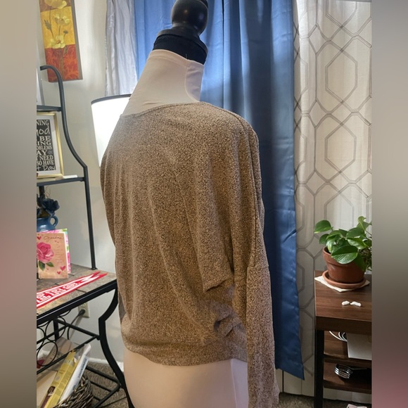 Beautiful lightweight, casual sweater - Picture 2 of 5